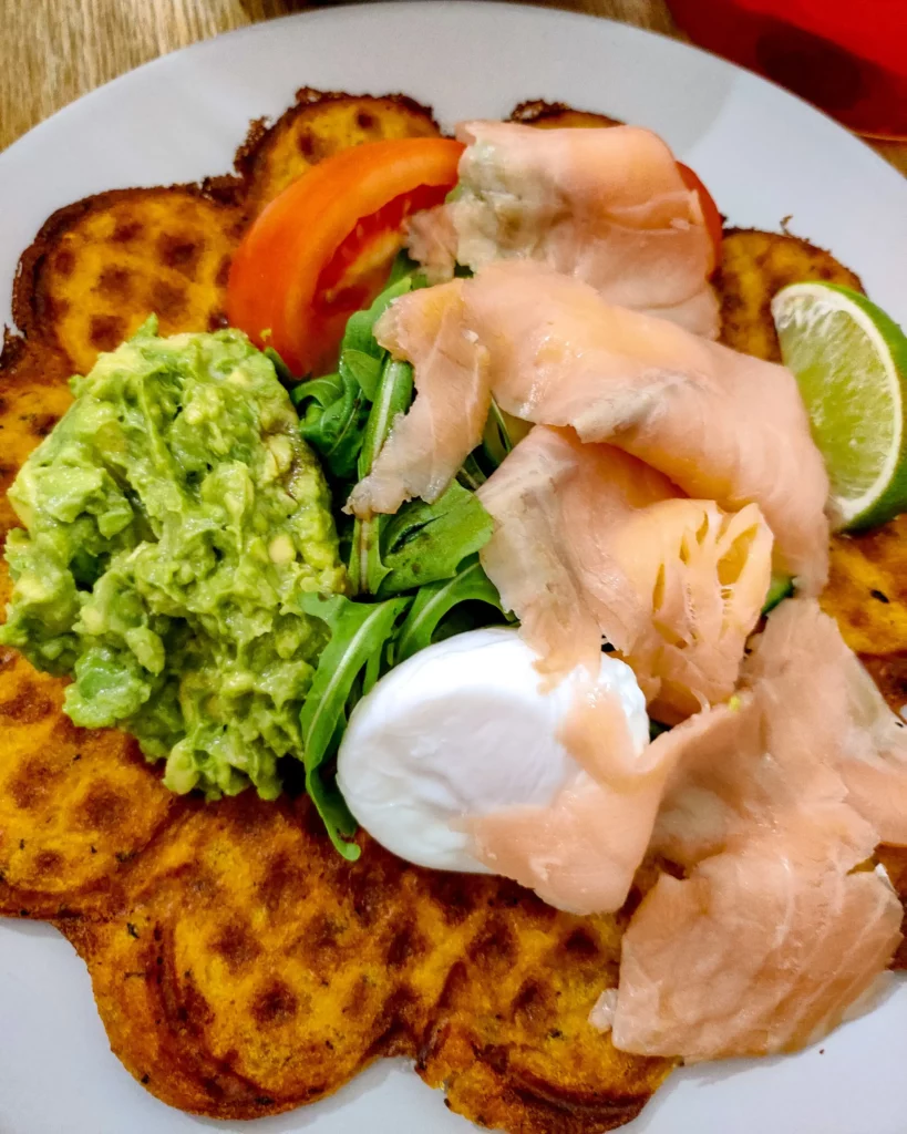 Café Mareva: Salmon avocado waffle